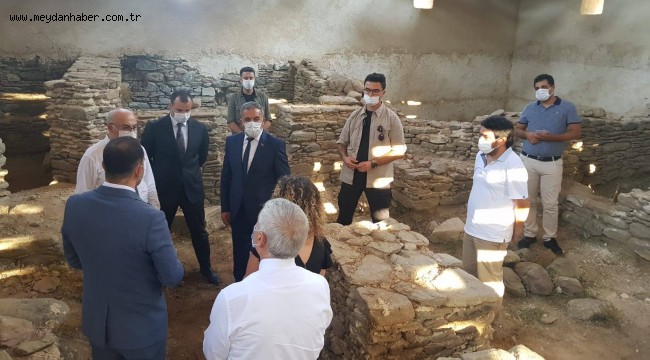 Beydağ Belediye Başkanı Feridun Yılmazlar, İzmir Valisi Yavuz Selim Köşger'i makamında ağırladı. 