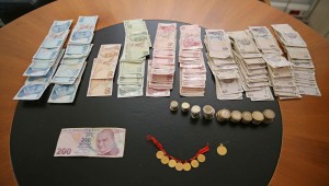 Dilencinin Üzerinden 8 Altın ve 4 bin Lira Çıktı!