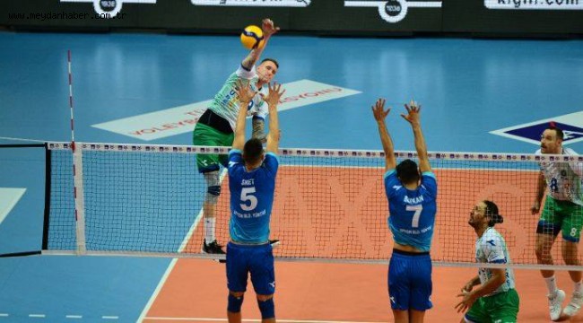 Efeler ilk maçta 3 puan çıkardı