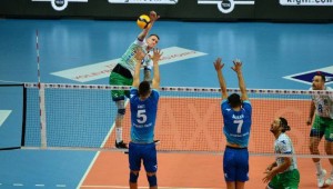 Efeler ilk maçta 3 puan çıkardı