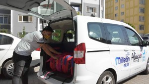 İzmir'in Aliağa ilçesinde Aliağa Belediyesi, ihtiyaç sahibi öğrencilere kırtasiye yardımı gerçekleştiriyor.