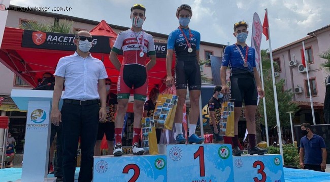 Karşıyakalı bisikletçiler madalyaları topladı!