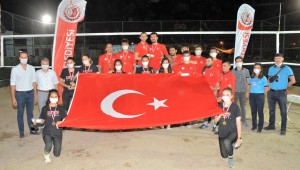 Kurtuluş Kum Voleybol Turnuvası'nda Kupalar Sahibini Buldu