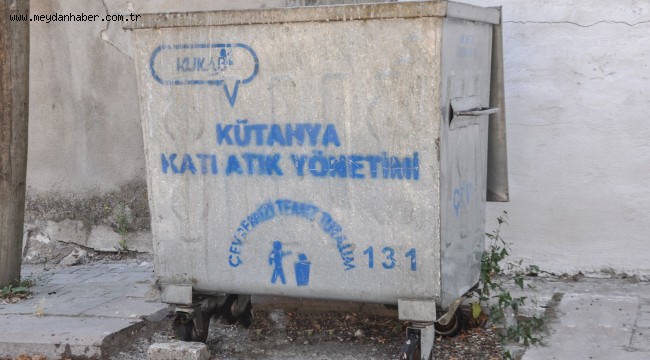 KÜTAHYA'DA ÇÖP KONTEYNERLERİ YIKANARAK DEZENFEKTE EDİLİYOR