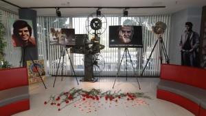 Tarık Akan'ı gençleri karanfillerle andı 