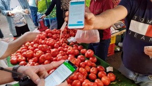 Zabıta ekipleri pazarcı esnafının HES kodu sorgulamasını yapıyor.