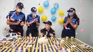 ZABITALARI ÇOK SEVEN OTİZMLİ GENCE DOĞUM GÜNÜ SÜRPRİZİ