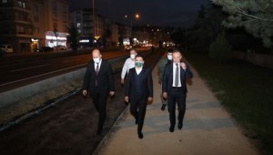 BAŞKAN ARI YENİLEME ÇALIŞMALARI SÜREN BİSİKLET VE YÜRÜYÜŞ YOLUNDA İNCELEMELERDE BULUNDU