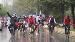 BAŞKAN ATAY; "YAĞMURDAN DEĞİL CUMHURİYETE AŞKIMIZDAN SIRILSIKLAM OLDUK"