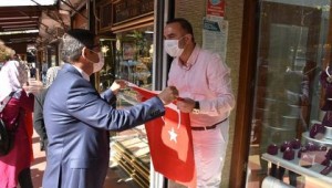 BAŞKAN ÇELİK VATANDAŞLARA TÜRK BAYRAĞI DAĞITTI