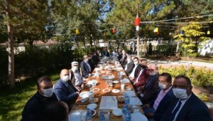BAŞKAN ÇÖL MUHTARLARIMIZLA YEMEKTE BİR ARAYA GELDİ