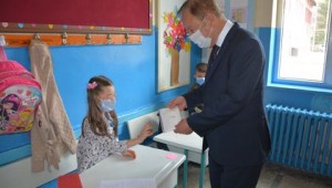 Başkan Turgut öğrencilere maske sınıflara dezenfektan dağıttı