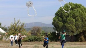 Buca Belediyesi'nden miniklere uçurtma sürprizi 