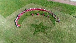 Burhaniye Belediyesi'nde Stant çimlerinden bayrak şekli yapıldı