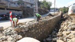 BÜYÜKŞEHİR'DEN KARLISU MAHALLESİ'NE TAŞ DUVAR ÇALIŞMASI