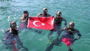 DALGIÇLAR TEMİZLİK ÖNCESİ TÜRK BAYRAĞI AÇTI