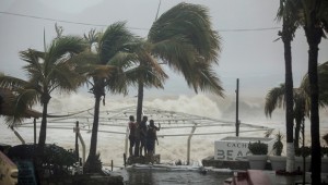 Delta kasırgası Meksika kıyılarına doğru hızla ilerliyor
