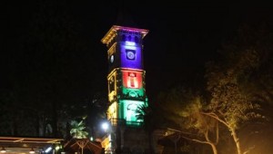 İzmit Saat Kulesi Azerbaycan bayrağı renklerine büründü