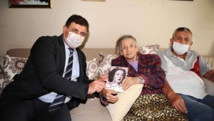 Karşıyaka Belediyesi'nden Aysel Teyze'ye plaket