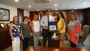 KARŞIYAKALI KADINLARDAN BAŞKAN TUGAY'A ZİYARET 