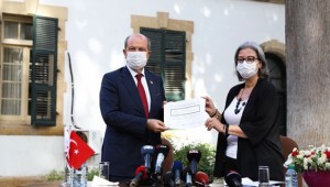 KKTC'nin yeni Cumhurbaşkanı Tatar mazbatasını aldı!