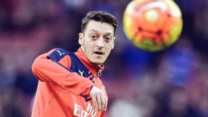 Mesut Özil Arsenal'ın Avrupa kadrosunda yer almadı!
