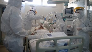 Sağlık personelinin salgınla mücadelesi hız kesmeden sürüyor