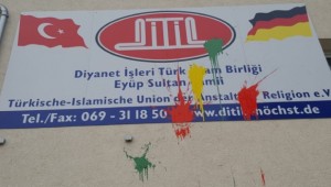 Almanya'da bir camiye boyalı saldırı, bir camide hırsızlık