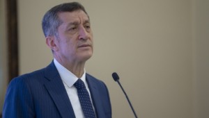 Bakan Selçuk: Çocuklarımız bir kez daha evlerinde, kurallara uyalım