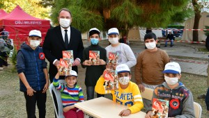 Başkan Gümrükçü Ata'yı Deprem Mağduru Çocuklarla Andı