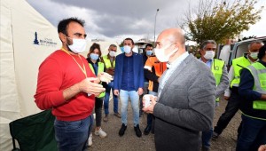 ​Başkan Soyer'den çadırdaki depremzedelere ziyaret