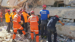 Büyükşehir ekibi enkaz başında yoğun çalışıyor