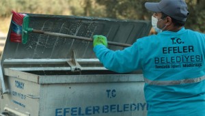 ÇÖP KONTEYNERLERİ KÖPÜKLÜ SUYLA YIKANIYOR