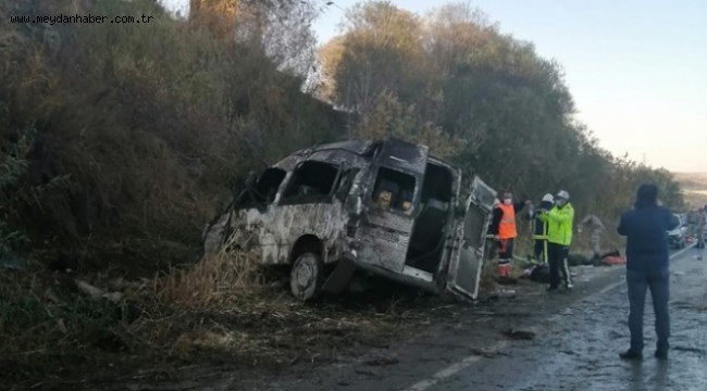 Düzensiz göçmenleri taşıyan minibüs devrildi: 2 ölü, en az 20 yaralı