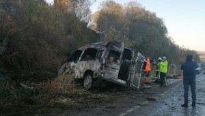 Düzensiz göçmenleri taşıyan minibüs devrildi: 2 ölü, en az 20 yaralı