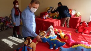 El yapımı oyuncak ile yetim ve öksüz çocukların yüzlerini güldürüyorlar
