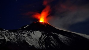 Endonezya'da 1,2 milyon kişi patlama riski olan yanardağ çevresinde yaşıyor
