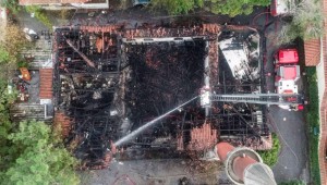 istanbul da bir tarihi yapı kül oldu