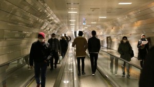 İstanbul'da toplu taşıma araçlarında ve duraklarda yolcu yoğunluğu