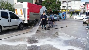 İzmit Belediyesi, mahalleleri sokak sokak dezenfekte ediyor