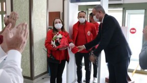 KAHRAMANLARA ALKIŞLI KARŞILAMA