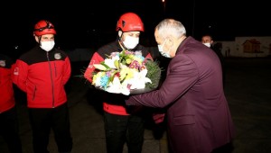 Ordu'ya dönen arama kurtarma ekibi çiçeklerle karşılandı