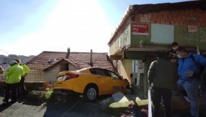 Sarıyer'de taksi eve girdi