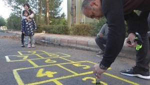 Tableti unutturmak için sokağı hatırlattı