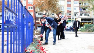 BAŞKAN SANDAL, DEPREMDE HAYATINI KAYBEDENLER İÇİN LOKMA DÖKTÜRDÜ, KARANFİL BIRAKTI