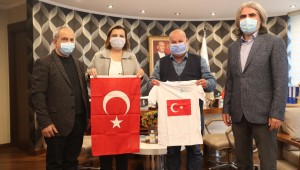 Bayrak hasretiyle yaşayan Güney Türkistan'a İzmit Belediyesinden yardım eli