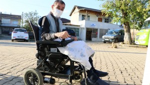 Engellilerin akülü sandalyelerini Büyükşehir tamir ediyor