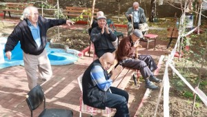 Huzurevi sakinlerine duvar arkasından moral konseri