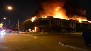 İzmir'de, plastik fabrikası alev alev yandı!