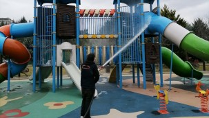 KEÇİÖREN'DE PARKLAR DEZENFEKTE EDİLDİ